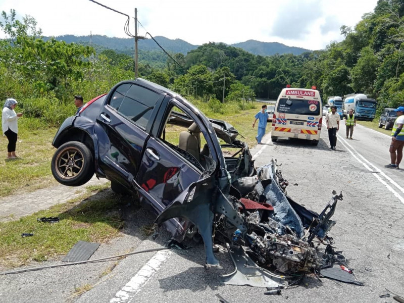 Myvi-cement mixer crash kills couple, injures their three kids