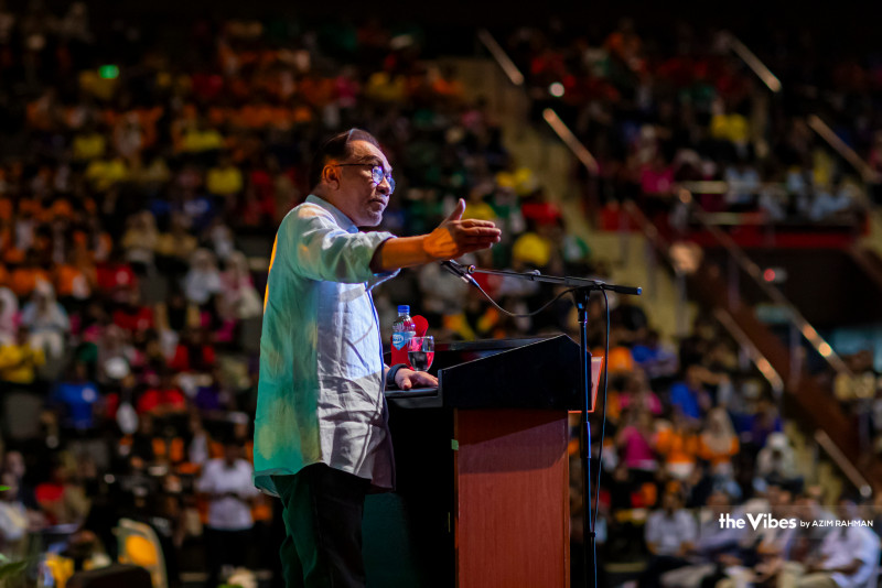 ‘Pak Cik Anwar’ tells youth to determine country’s future with right values