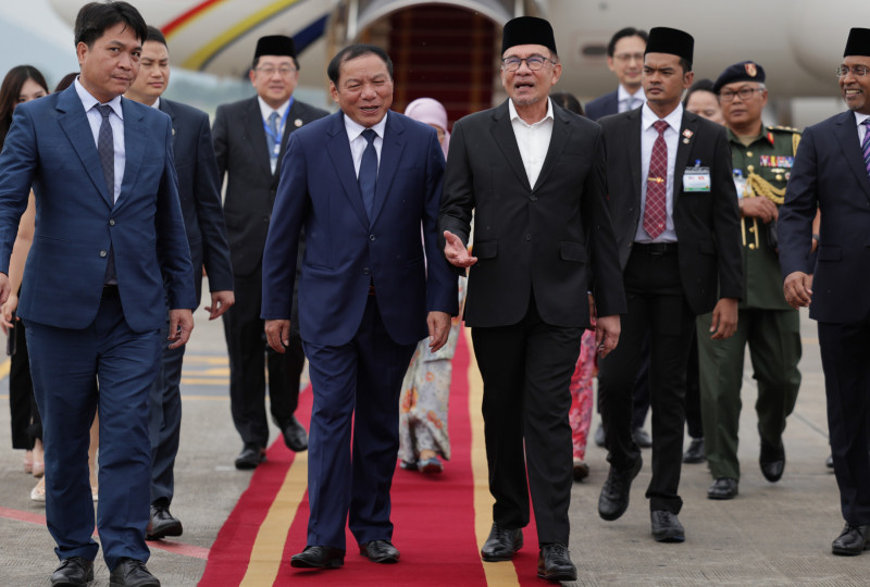 Anwar, Wan Azizah arrive in Hanoi for official visit