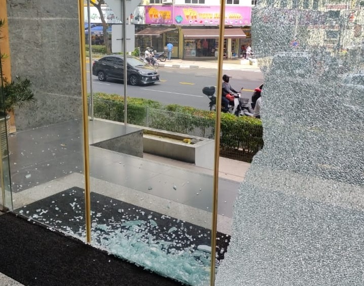 Cops seek suspect who hurled stones at PAS headquarters