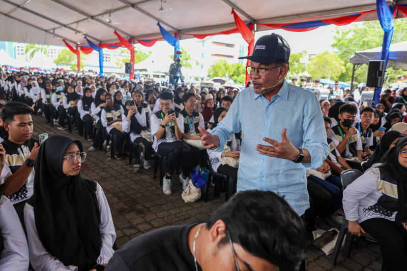 Balancing between political leadership and social responsibility – Gunaraj George
