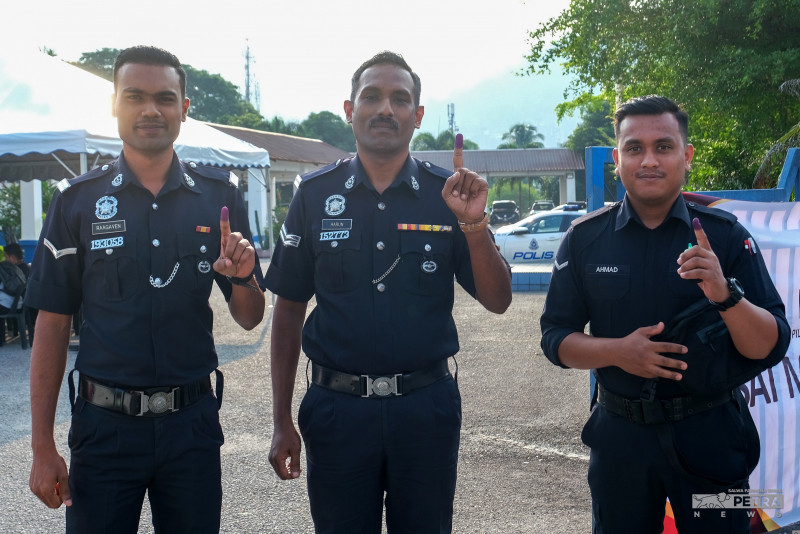 Polls: cops, military cast ballots in early voting today