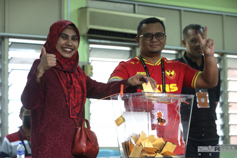 S’gor MB Amirudin, Azmin’s brother among early birds to cast votes