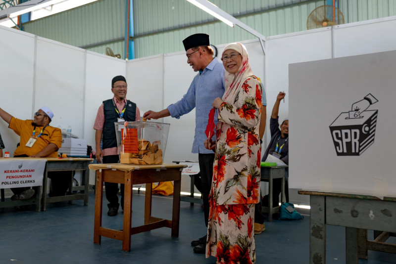 Anwar, Wan Azizah cast votes in Penang
