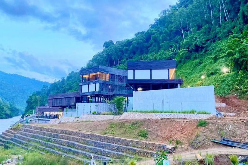 Explain Indonesian post built on ancestral land: Murut group