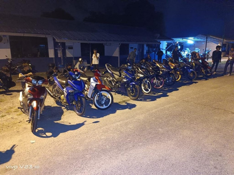 Penang cops seize 50 motorbikes in illegal racing hotspots