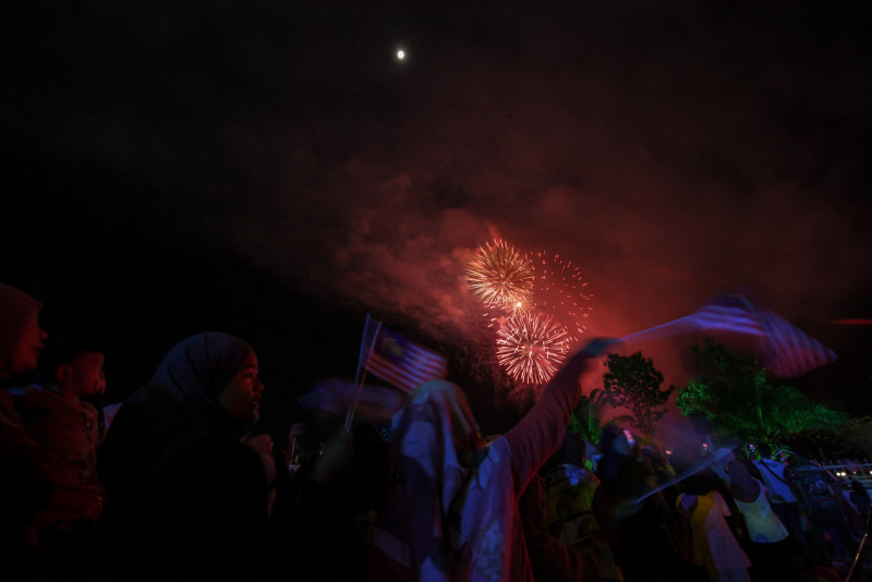 ‘Merdeka’ chants ring out across the country for National Day Eve bashes
