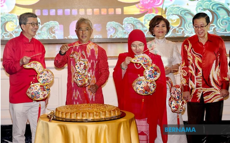 King, queen grace Mid-Autumn Festival dinner