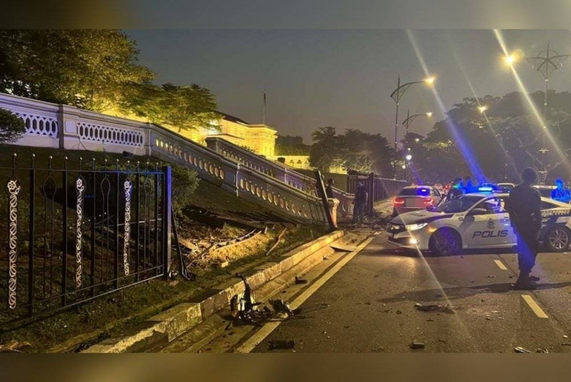Cops detain foreigner who rammed car into Istana Besar Johor front gate