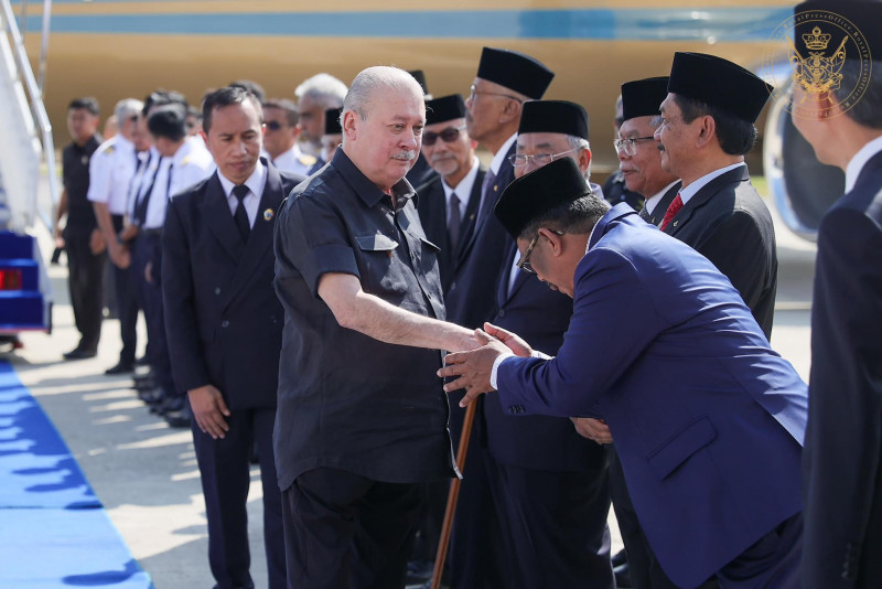 Cries of ‘Daulat Tuanku’ welcome Sultan Ibrahim at Senai Airport