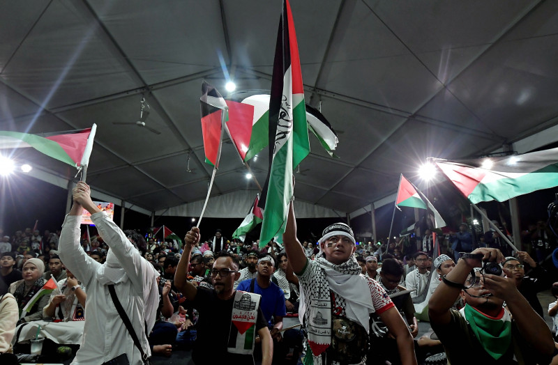 Large crowds brave rain in S’gor, Penang to attend pro-Palestinian rallies