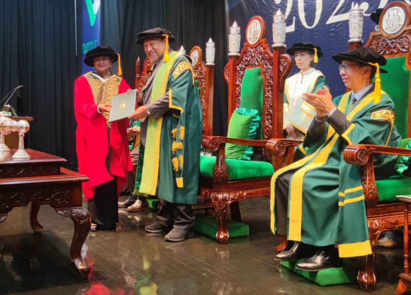 Eminent archaelogist gets awarded honorary Doctor of Humanities degree 