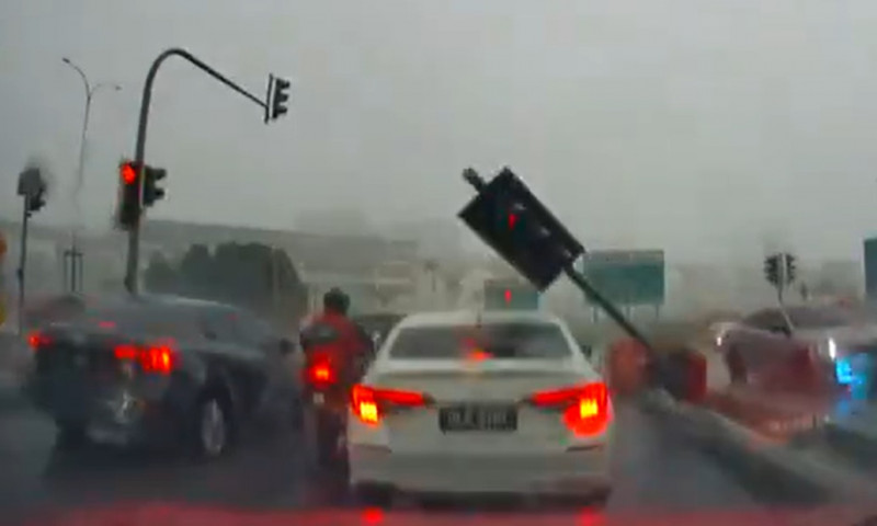Car driver narrowly escapes injury from falling traffic light 