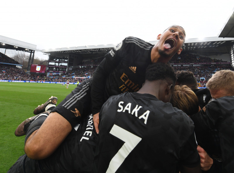Arsenal regain top spot as Man City stumble in Premier League title race