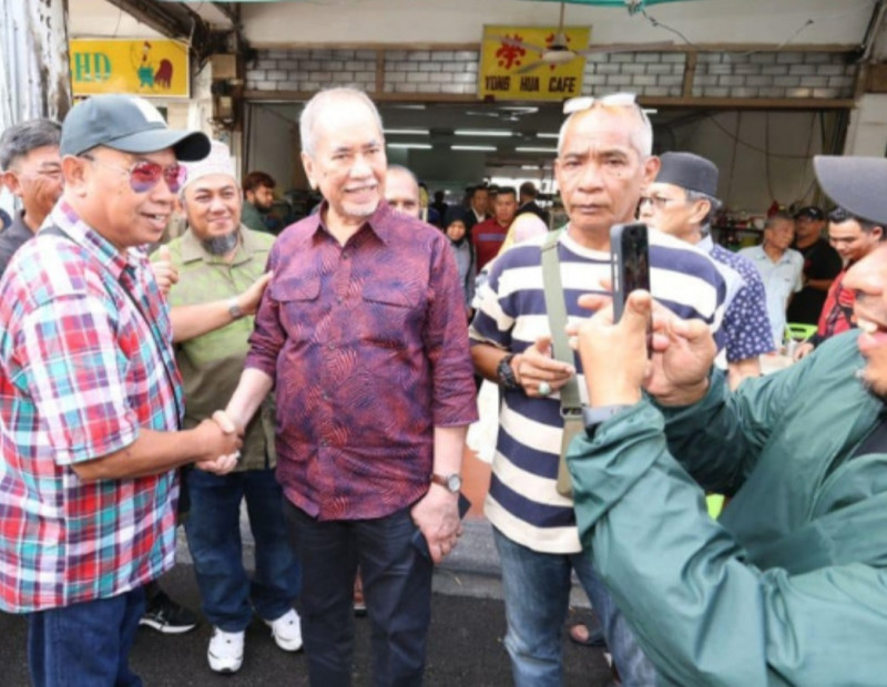 New Sarawak governor Wan Junaidi praised for kopi tiam visit