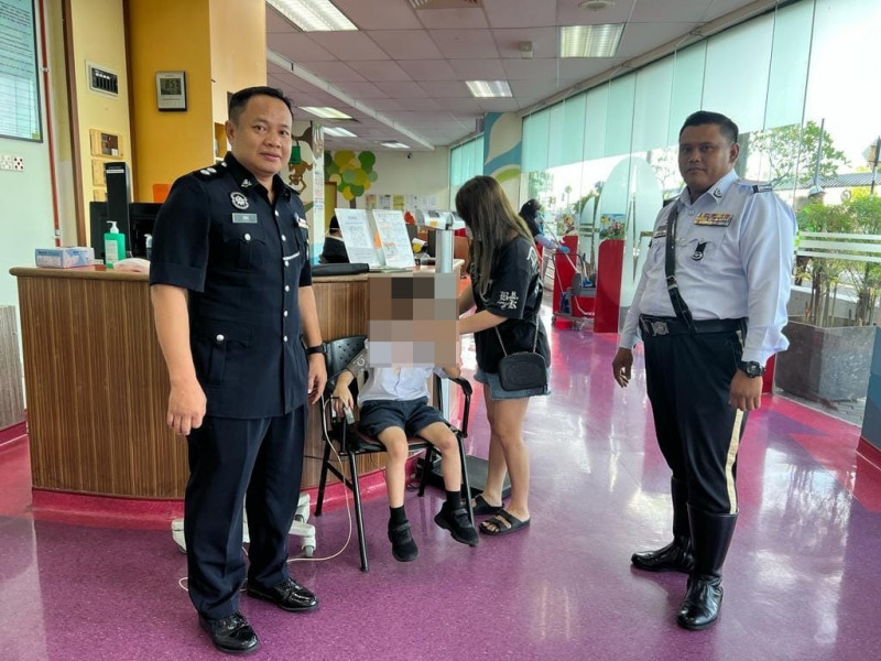 Police praised for rushing nosebleeding child with heart issue to medical centre