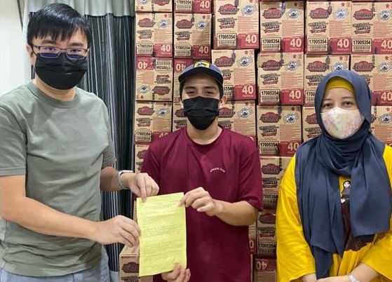 Food-delivery rider pulls down mask to drink water, gets RM1,500 fine
