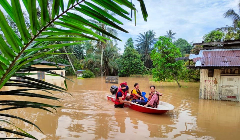 Mom climbs onto roof with four children to escape floods in Johor