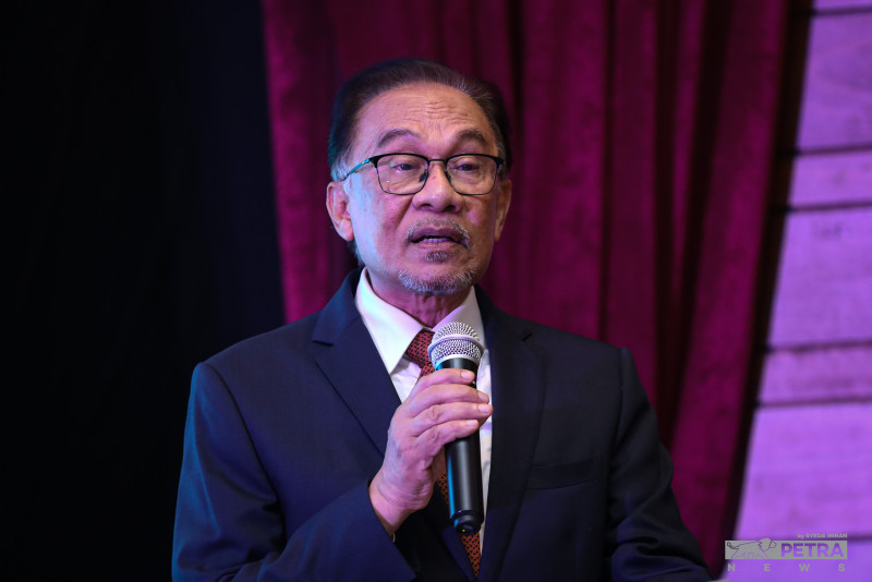 Anwar pledges to help academic, scientific community if given PM mandate 