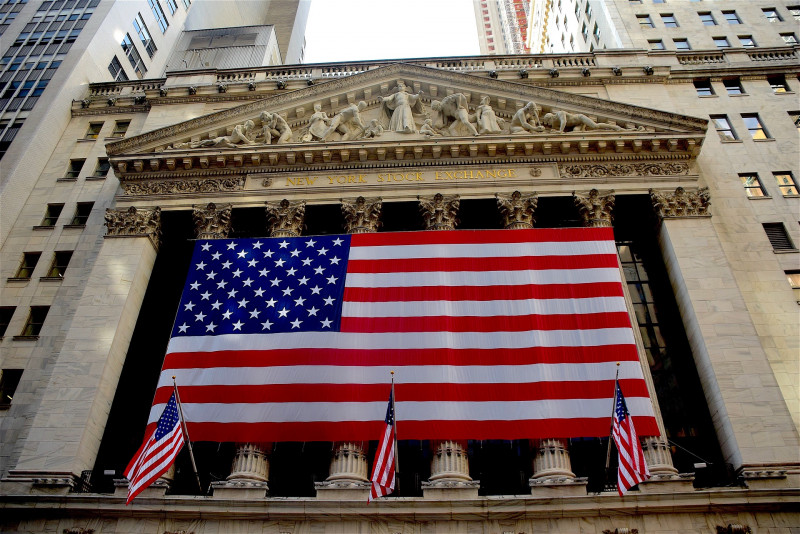 US dollar falls as Treasury yields retreat
