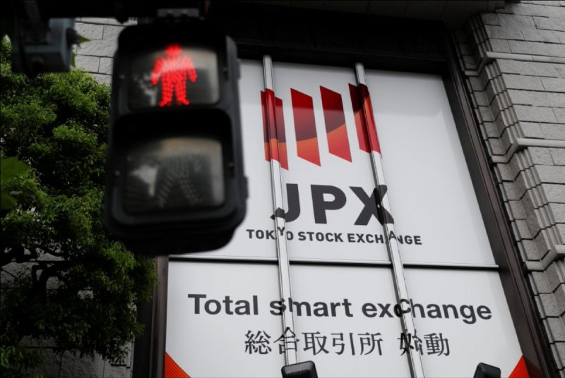 Tokyo stocks lower as investors await Toyota earnings report