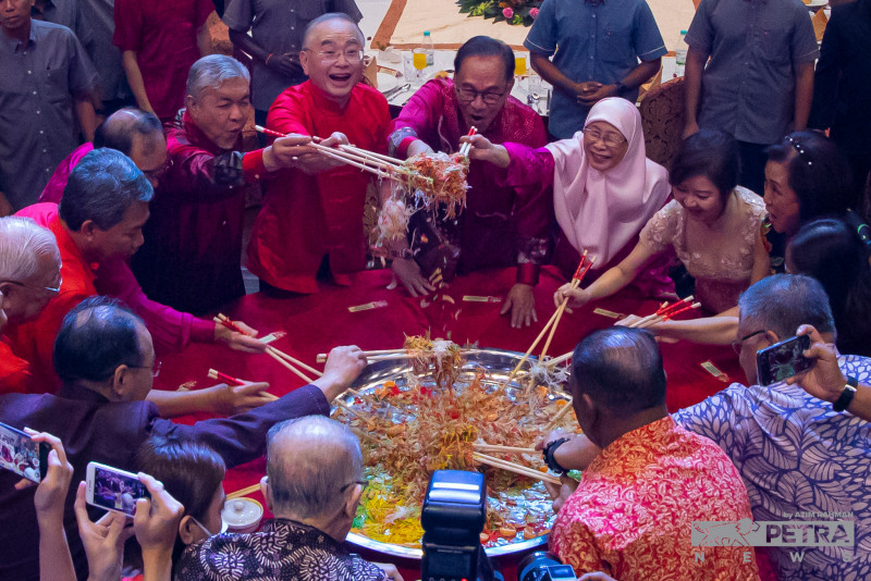 Anwar pays historic visit to MCA HQ for CNY open house, first in 25 years
