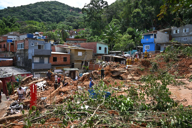 Dozens die, hundreds missing in Brazil floods