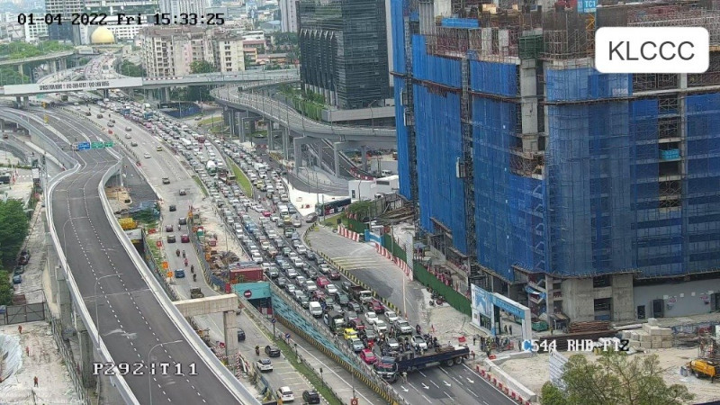 Broken–down trailer in front of Tun Razak exchange causes 6km traffic jam 