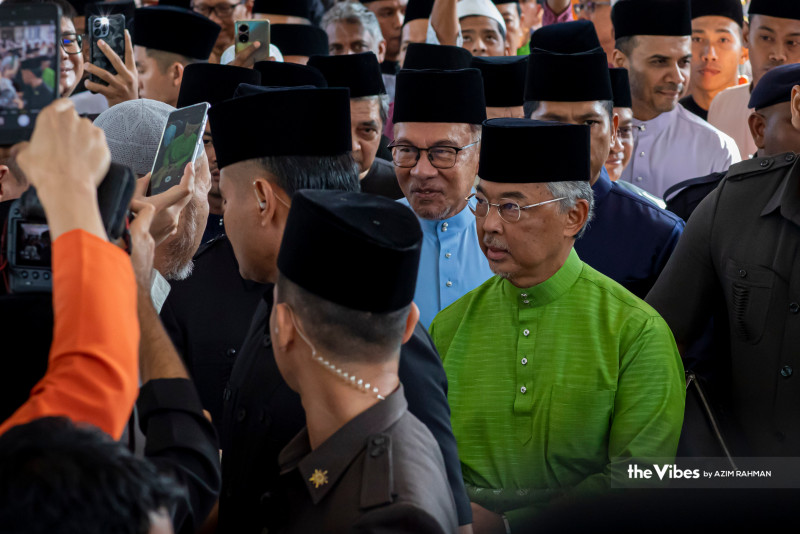 King, queen perform Aidilfitri prayers at Masjid Negara