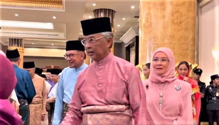 King, queen grace Aidilfitri reception at Istana Negara