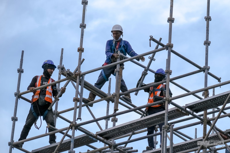 We weren’t consulted on new foreign worker airport pickup policy: employers