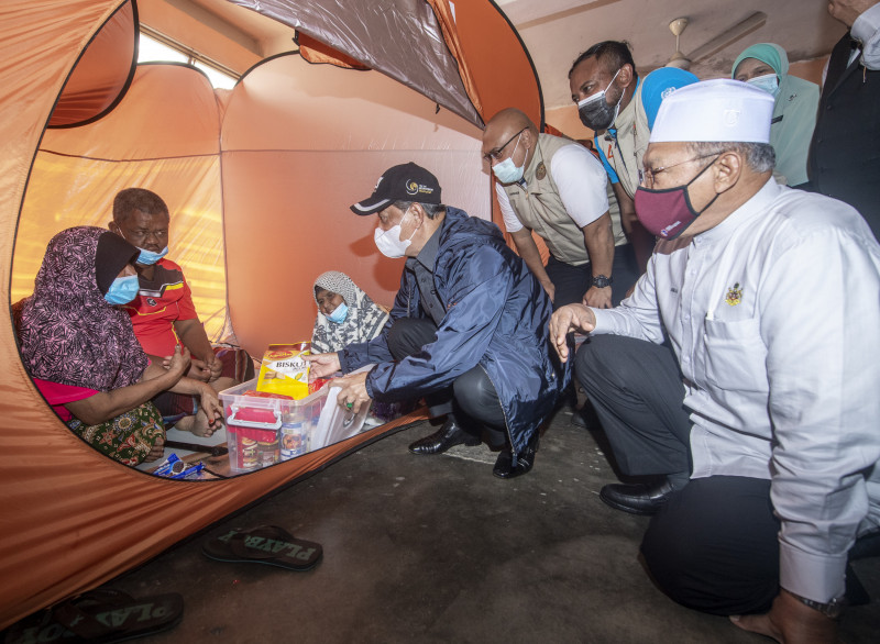 Muhyiddin visits Kelantan flood victims