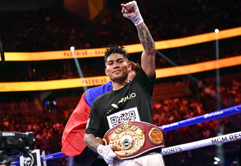Undefeated Magsayo clinches first-ever world title in featherweight upset