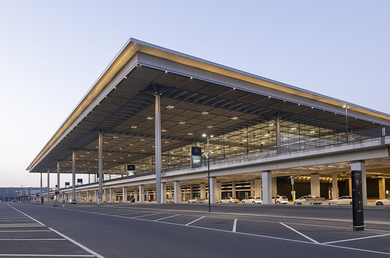 Berlin airport cancels all flights over strike