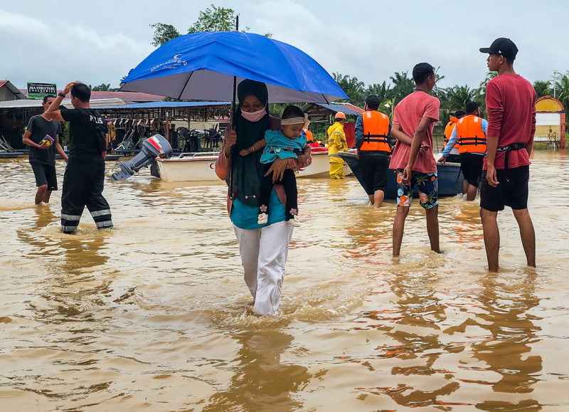 Maybank, CIMB offer six-month moratorium to flood victims: PM