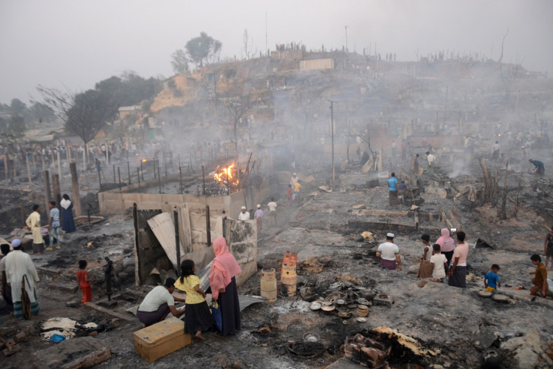 Fire at Rohingya camp in Bangladesh leaves thousands homeless