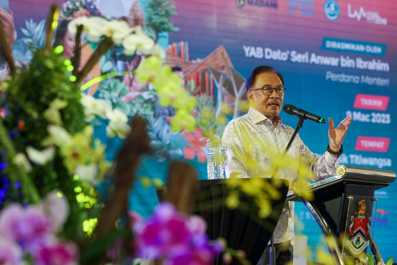 Past lopsided developments led to urban poverty: Anwar