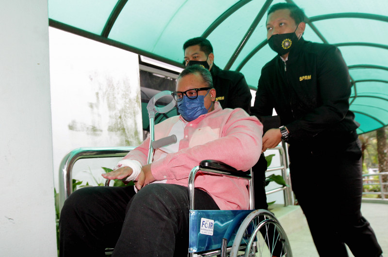 Datuk Seri claims trial to soliciting RM300,000 to help release Chinese nationals