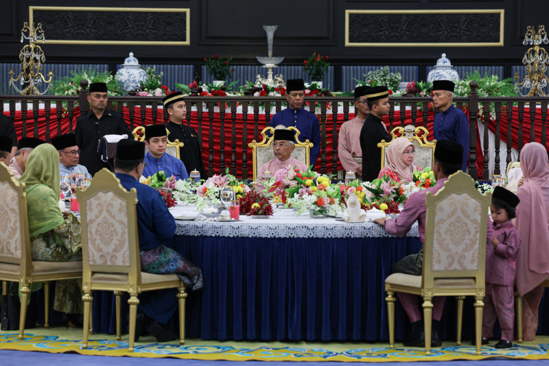 King, queen break fast with cabinet members at Istana Negara