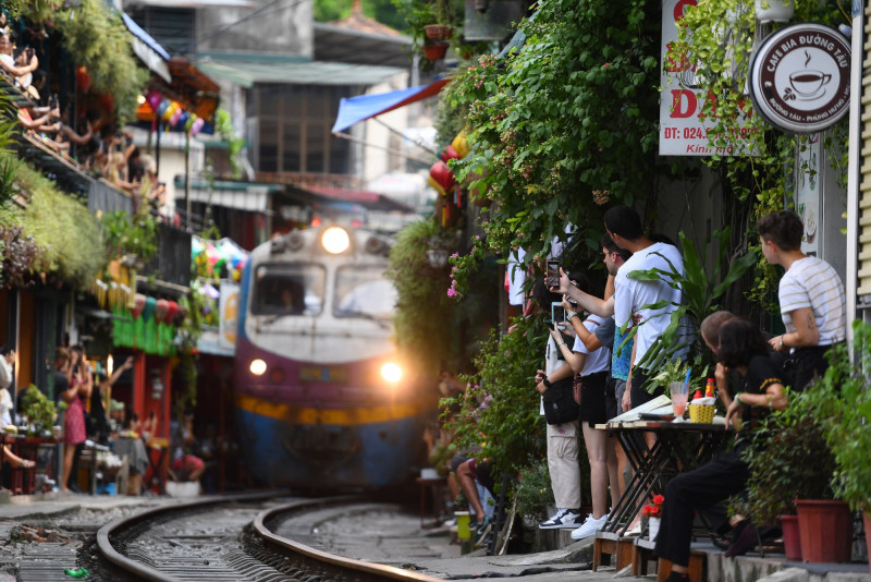 Hanoi bans train street cafe tours