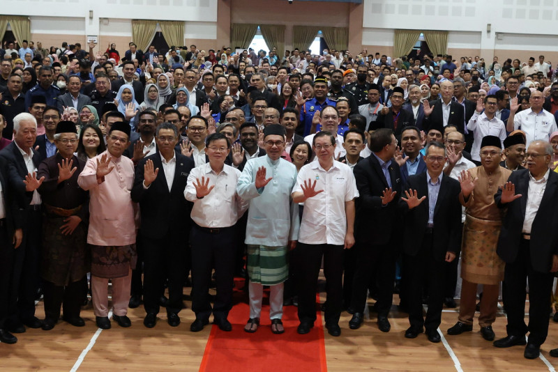 Civil service plays big role in making Malaysia competitive: PM