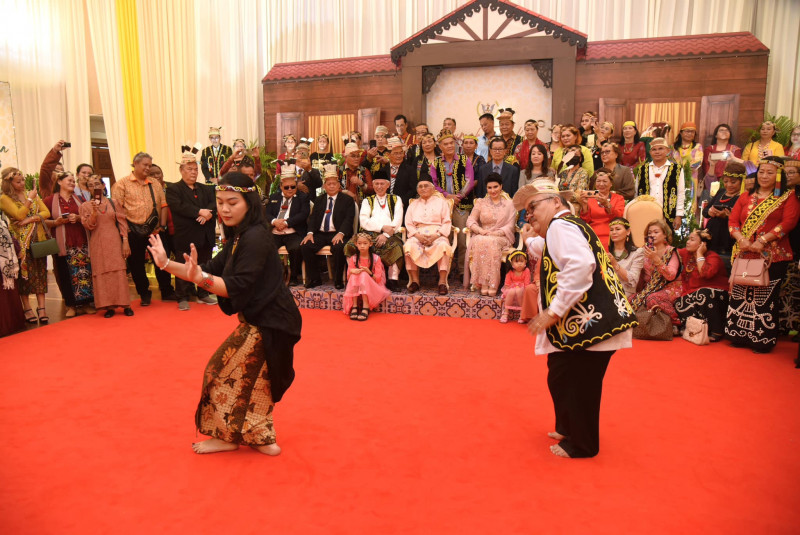 Political leaders celebrate Hari Raya with S’wak’s head of state