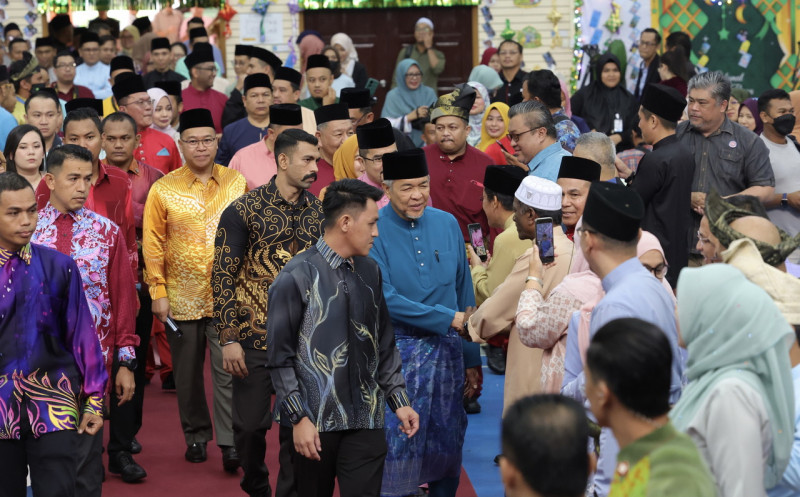 Set festive season airfare for Sabah, S’wak on CSR basis: Zahid