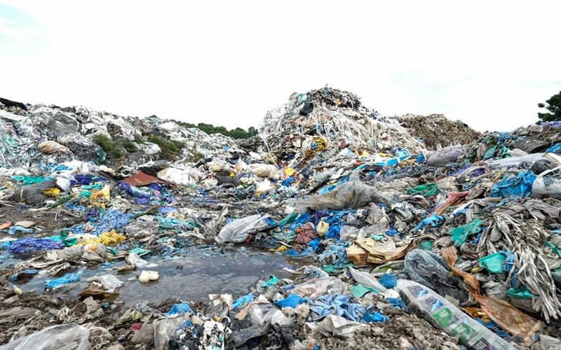 Toxic trash: locals near illegal dumpsite in Kapar sick of falling sick