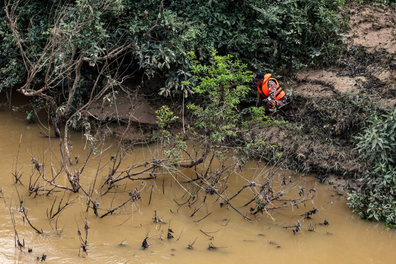 Water surge tragedy: search continues for remaining two victims