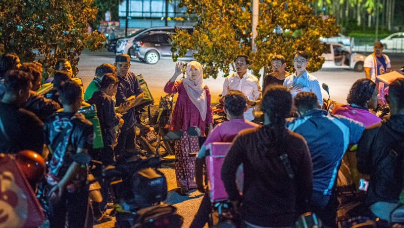 Nurul Izzah steps in to assist delivery riders