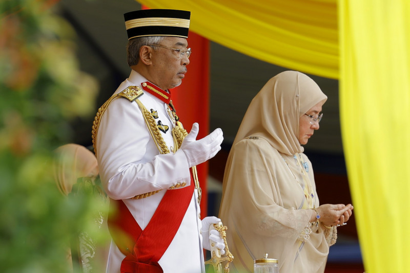 King, queen extend Warriors’ Day greetings to army, police