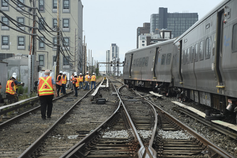 New York train derailment injures 13