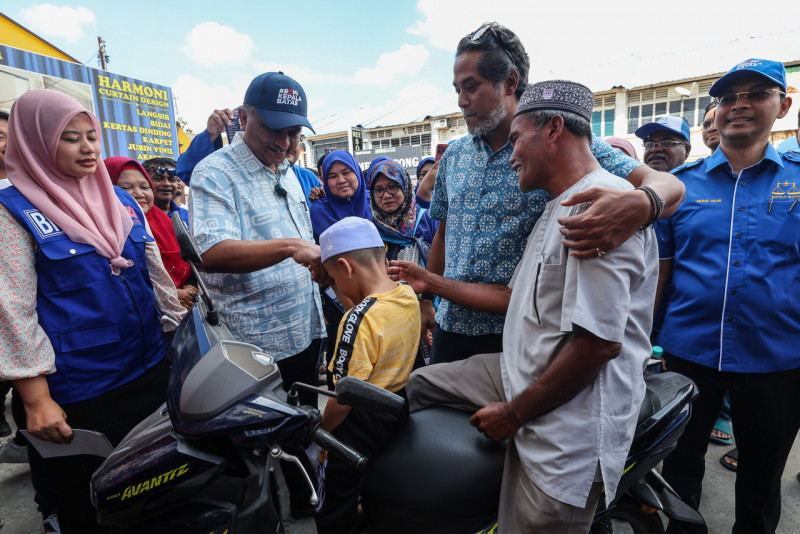 Khairy helps out BN’s Reezal Merican with Bertam campaign