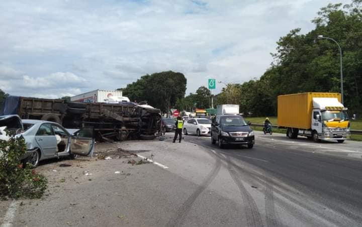 Lorry driver killed, 12 injured in four-vehicle crash on NSE